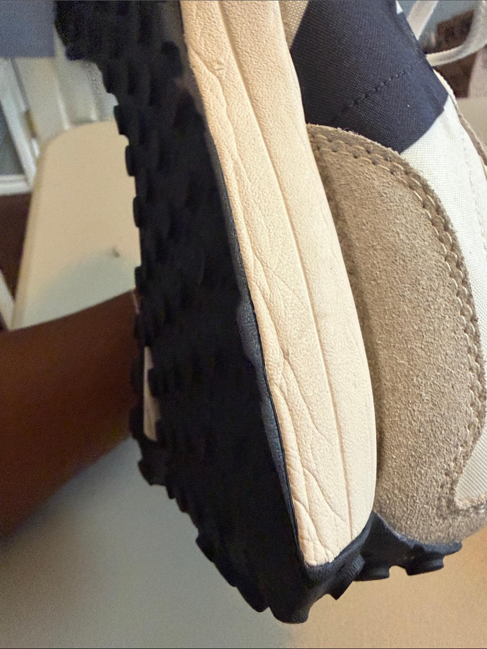 Big Boys New Balance White, Light Gray & Black Retro Runner Sneakers size 7 - Picture 8 of 9